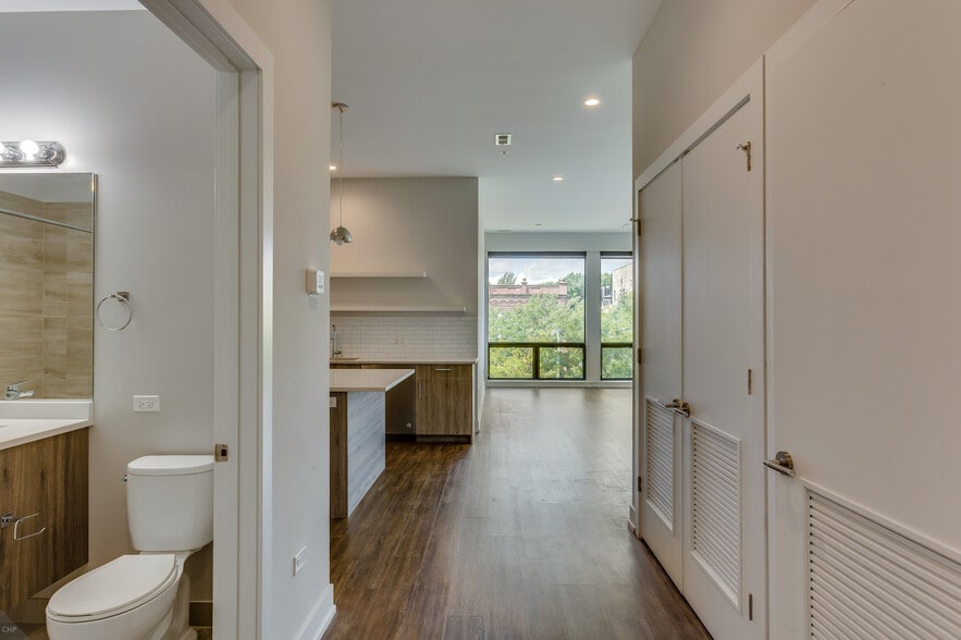 Building Photo - 1023 N Ashland Ave