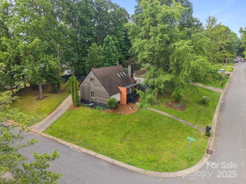 Building Photo - Room in House on Piney Path Rd