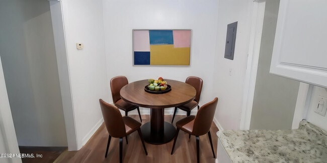 Building Photo - 2050 Dellwood Ave