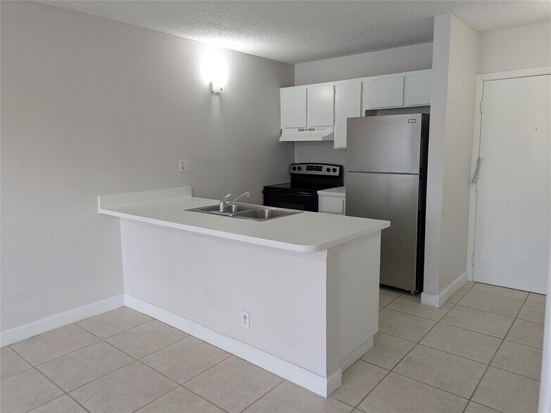 Building Photo - 2771 Riverside Dr