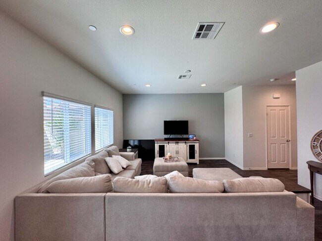 Building Photo - Beautiful 3 bedroom Town house available f...