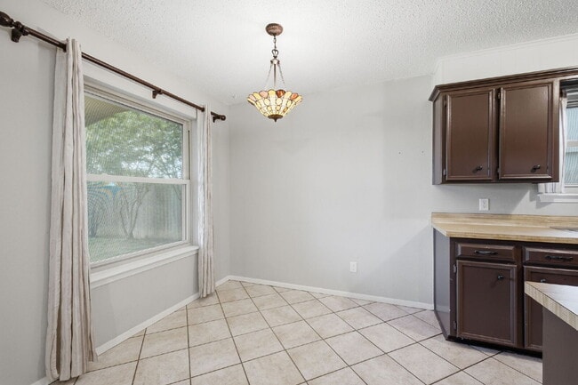 Building Photo - Charming 3 Bedroom Home near Schools and Rec Center