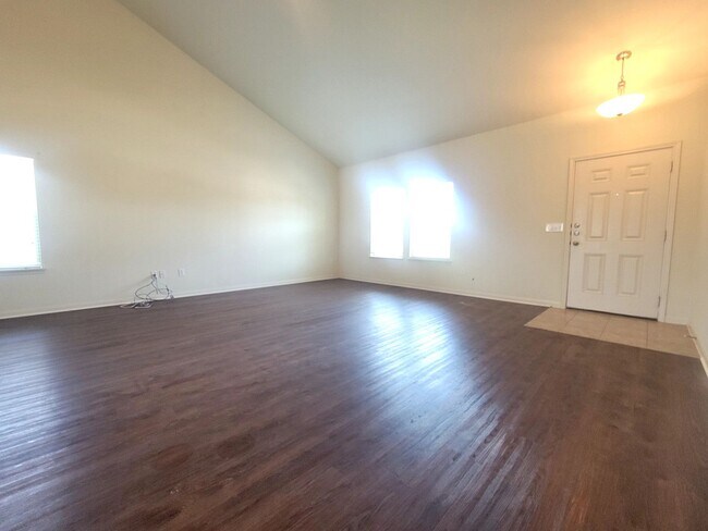 Building Photo - Beautiful 3 Bedroom, 2.5 Bath Home with Attached Garage & Tall Ceilings