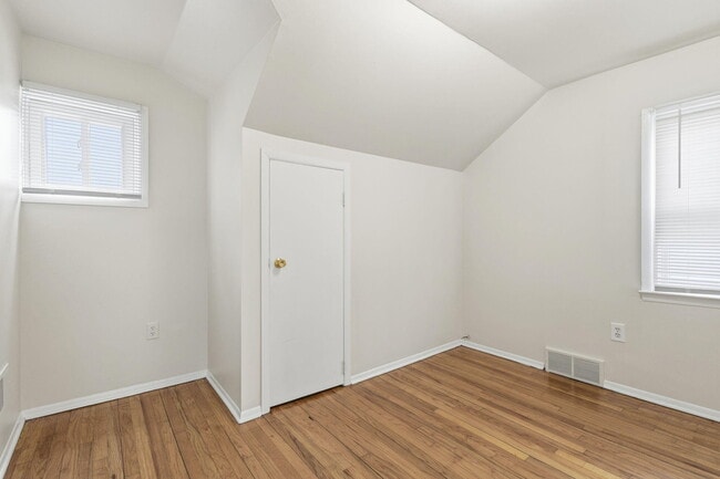 Building Photo - 314 W Muir Ave