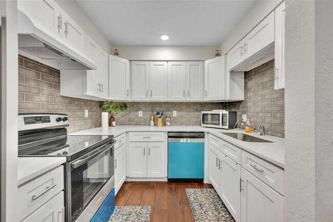 Building Photo - 1221 Elinore Dr
