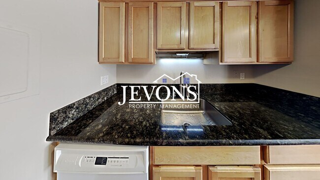 Building Photo - Charming top-floor condo with fully equipp...