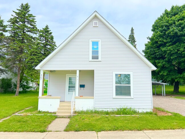 Building Photo - 307 Groveland St