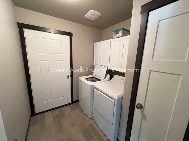 Building Photo - 3 bed house in Crown Pointe subdivision!