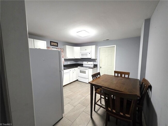 Building Photo - 902 N South St