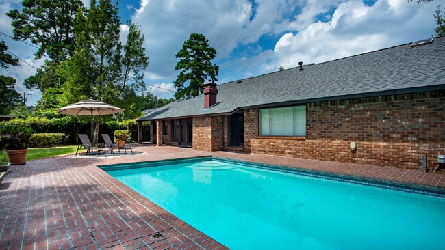 Building Photo - 5 Dorchester Ct