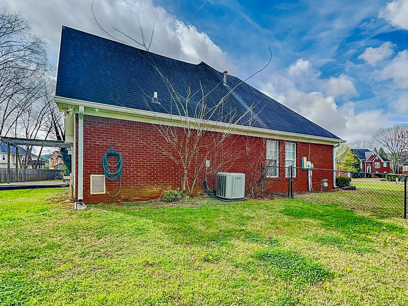 Building Photo - 17 Derby Way NE