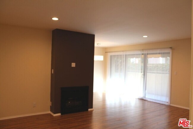 Building Photo - 2349 S Bentley Ave