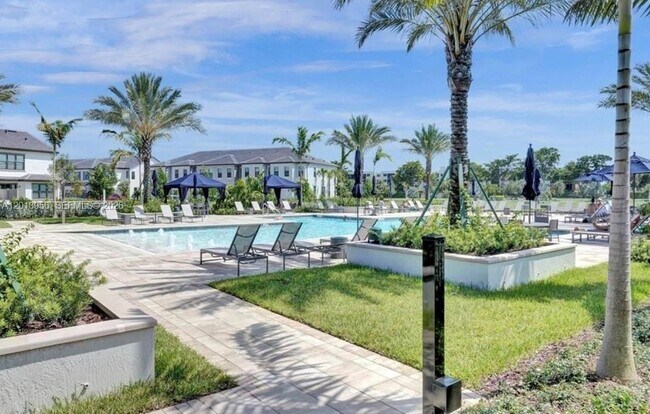 Building Photo - 4549 Pinehurst Trl W