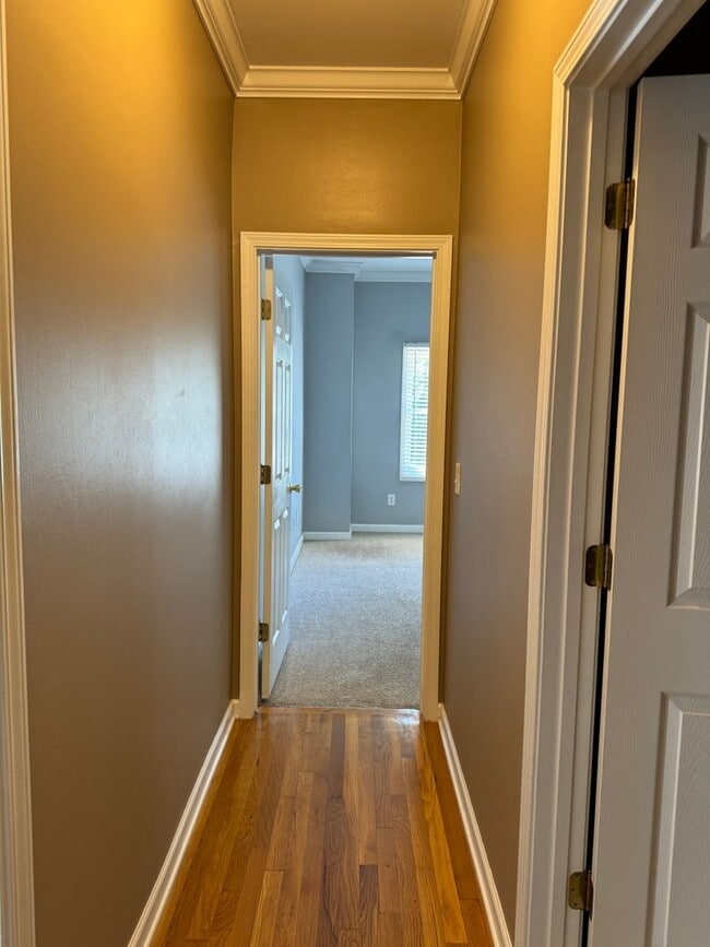 Building Photo - Price & Location!