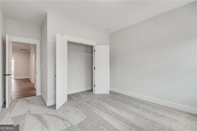 Building Photo - 425 Maplewood Dr