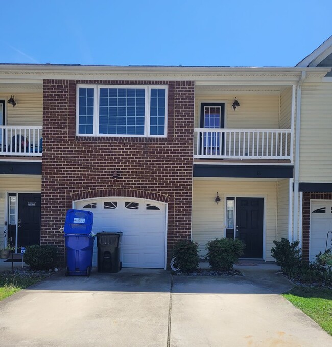 Primary Photo - Gorgeous 3 bedroom, 2.5 bath townhome-styl...
