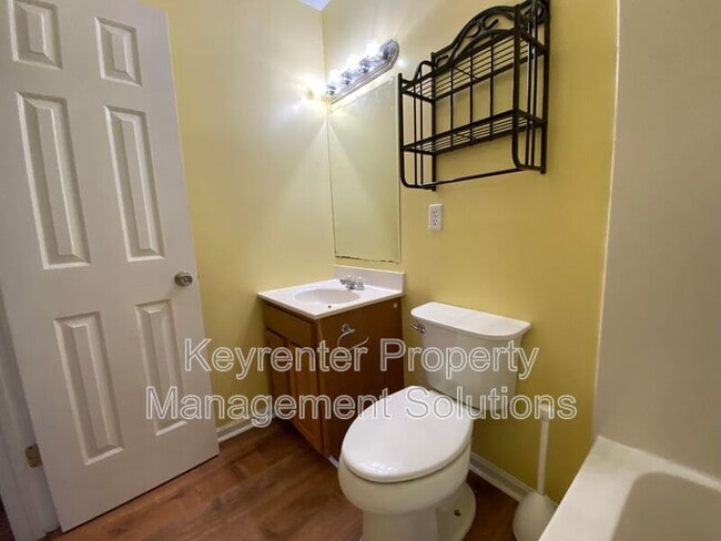 Building Photo - 1050 B St