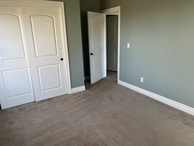 Building Photo - 1526 NE Market Dr