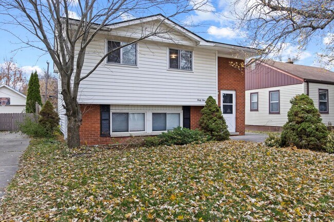 Building Photo - Hardwood Floors- Large Space - Garage