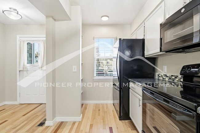 Building Photo - Spacious Townhouse with Central AC and Washer/Dryer