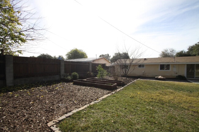 Building Photo - 655 E Avenida De Los Arboles