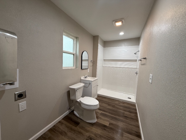 Building Photo - 303 E 7th St