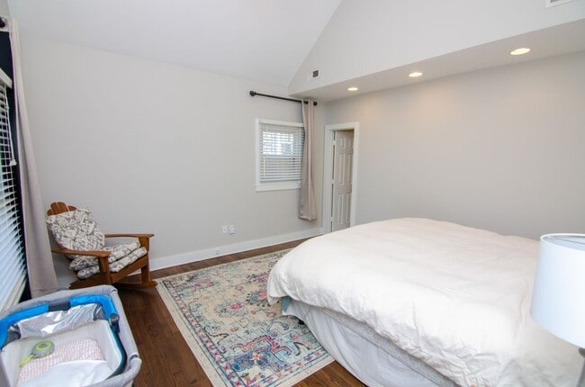 Building Photo - Beautiful home in Hillsboro Village