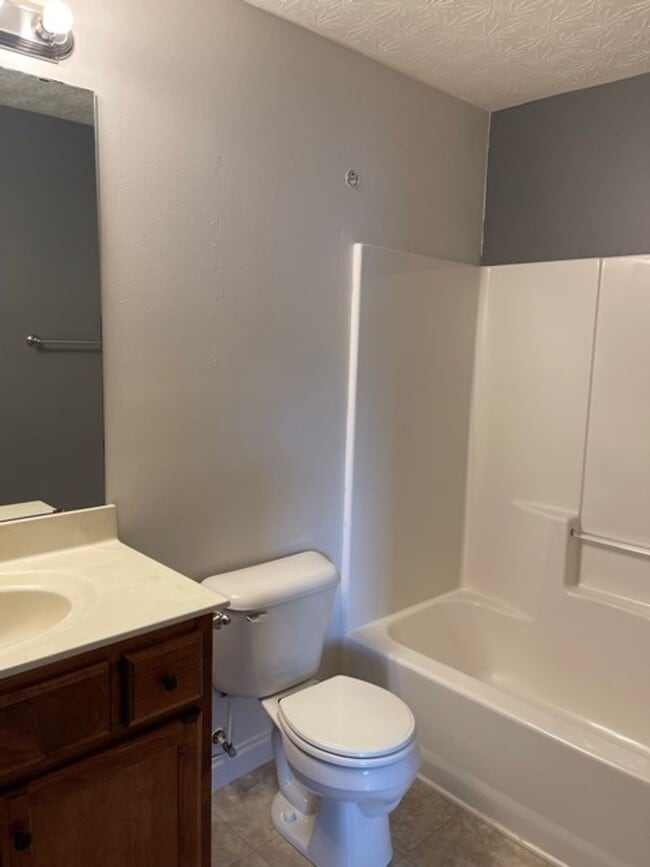 Building Photo - 3 Bed/2 Bath Home with 2 Car Garage