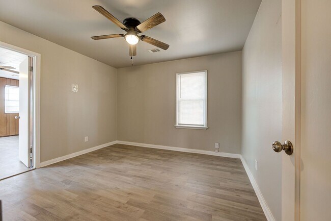Building Photo - Newly remodeled Duplex in Midwest City