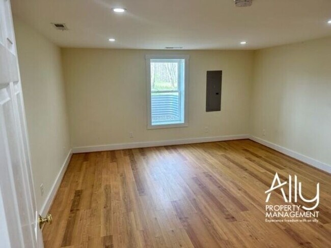 Building Photo - 2152 Woodburn Rd