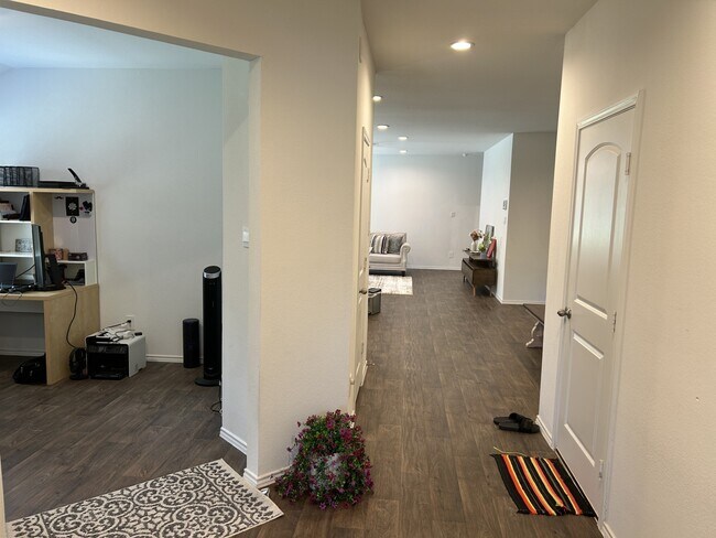 Building Photo - 3305 Cold Swan Ct
