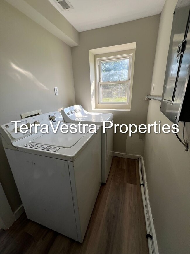 Building Photo - 4 Bed Single Family house in Glassboro!