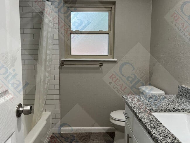Building Photo - Spacious 3 Bedroom