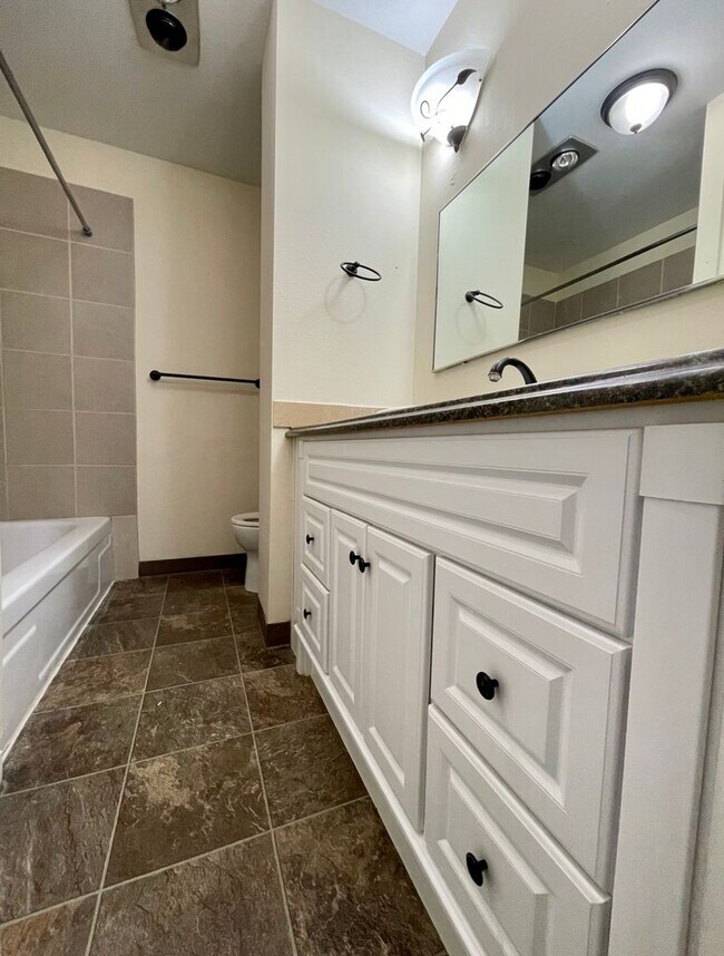 Building Photo - Montavilla 2 Bedroom Upstairs Apartment w/ A/C and Off Street Parking~ PETS WELCOME! 95 Walksco