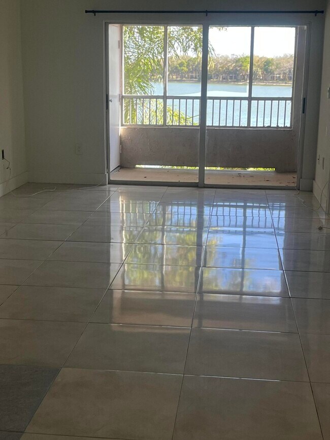 Building Photo - 2831 N Oakland Forest Dr