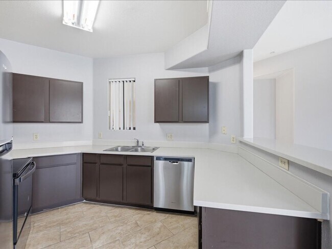 Building Photo - Charming 1 Bed / 1 Bath with Resort-Style Amenities!