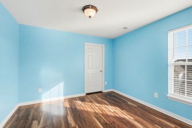 Building Photo - Spacious 5-Bedroom Fredericksburg Home with Flexible Living & Over 3,500 Sq Ft