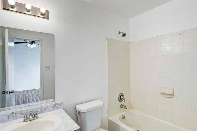 Building Photo - 11010 Clear Villa Ln