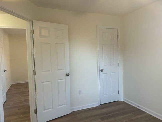 Building Photo - 1914 W Oakland Ave