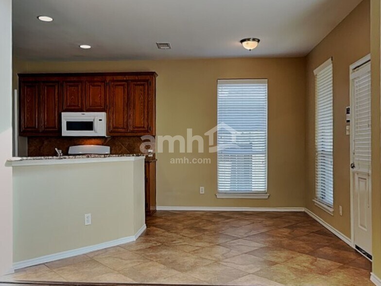 Building Photo - 2718 Lakecrest Way Dr