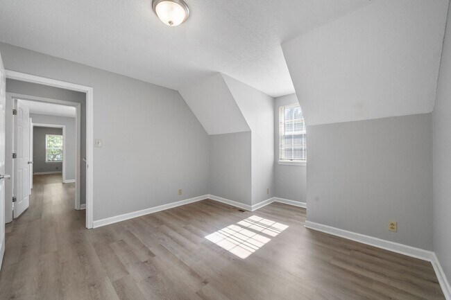 Building Photo - 911 Van Buren Ave