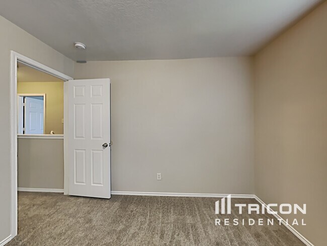 Building Photo - 10235 Shady Meadows