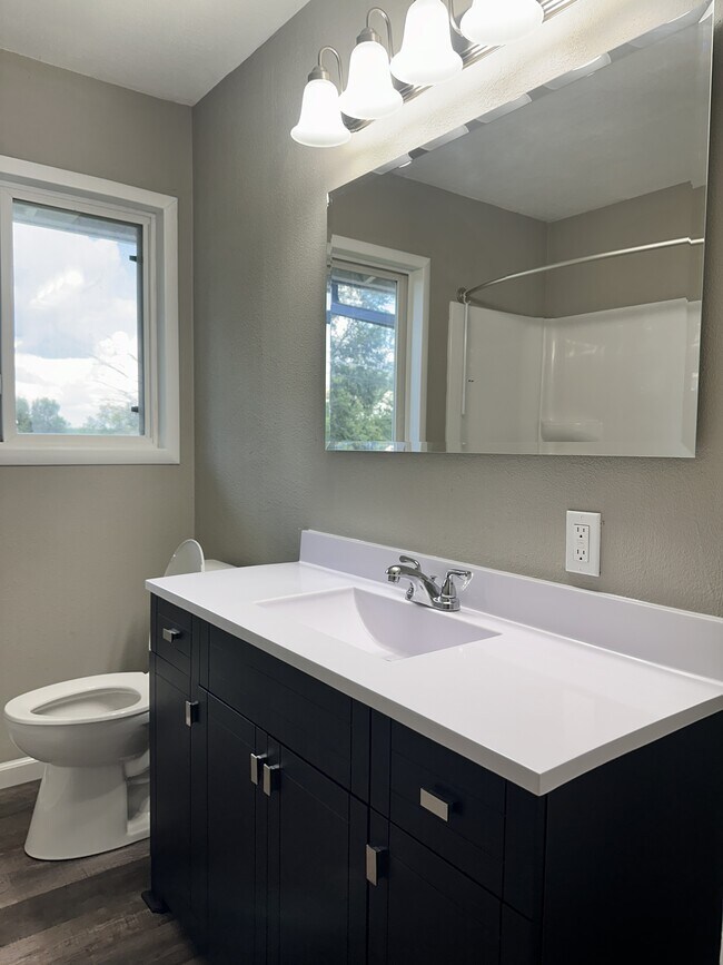 Building Photo - 602 Sara St