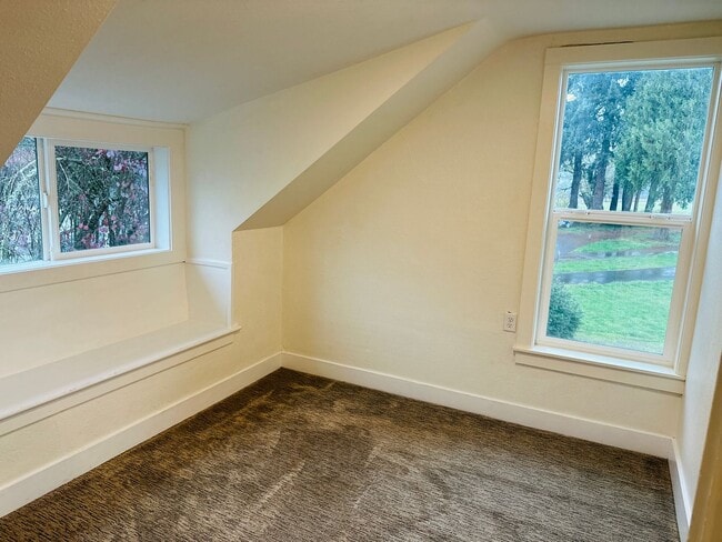 Building Photo - Charming Vintage Farm House