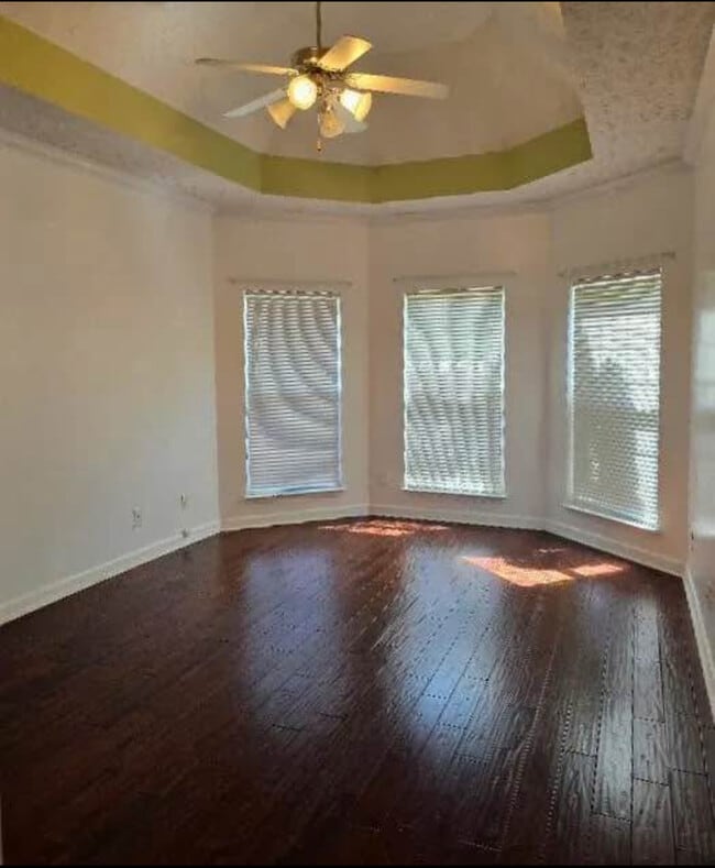 Building Photo - 3213 Hidden Creek Dr
