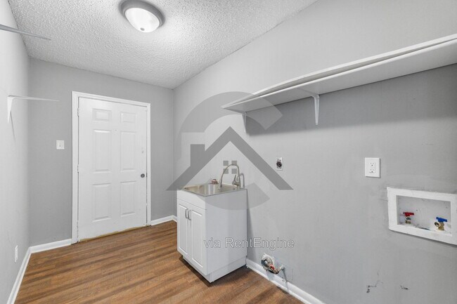 Building Photo - 108 Robin Ln
