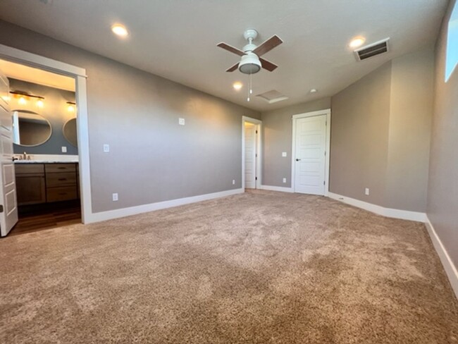 Building Photo - Beautiful Townhouse!