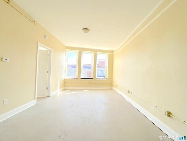 Building Photo - 77 Bank St