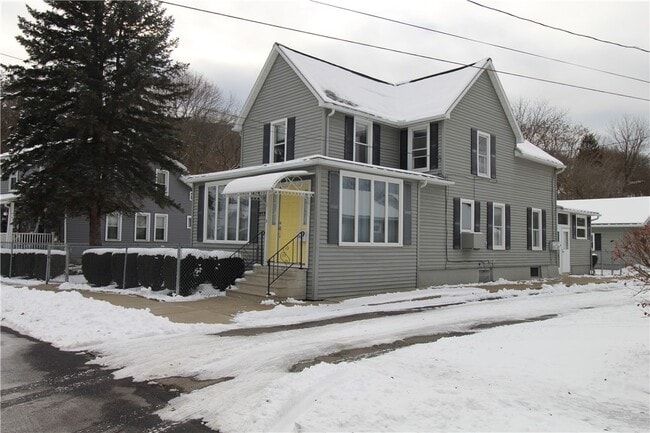 Building Photo - 213-215-215 Conhocton St