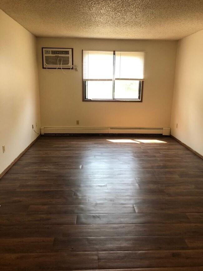 Building Photo - 2 bedroom west side Iowa City apartment